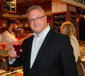 ...bis zum 18. September die Roten fest im Griff: CDU-Spitzenkandidat Frank Henkel, (c) Foto: Frank M. Wagner