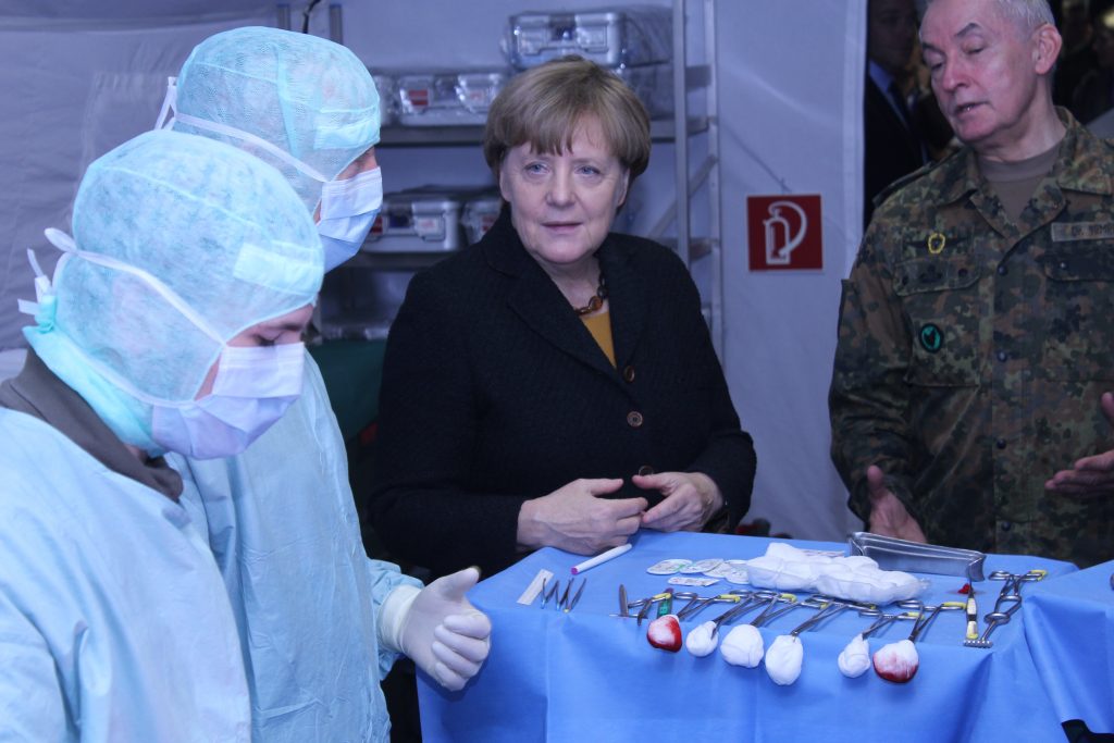 Bundeskanzerlin Merkel im OP-Saal eines mobilen Lazaretts (c) Foto: Frank M. Wagner